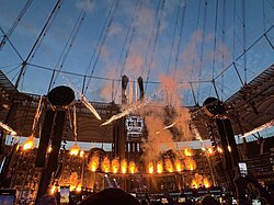 พลุไฟระหว่างคอนเสิร์ตของวง Rammstein ที่ Deutsche Bank Park เมืองแฟรงก์เฟิร์ต ประเทศเยอรมนี วันที่ 11 กรกฎาคม 2024