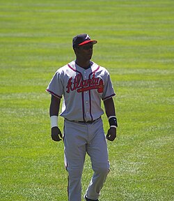 ภาพถ่ายของ Édgar Rentería ขณะยืนอยู่บนสนามเบสบอล ในช่วงที่เขาเล่นให้กับทีม Atlanta Braves