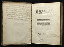 หน้าปกของหนังสือ De Revolutionibus orbium coelestium ฉบับพิมพ์ปี 1543 ของนิโคลาอุส โคเปอร์นิคัส ซึ่งอธิบายทฤษฎีการโคจรของโลกรอบดวงอาทิตย์