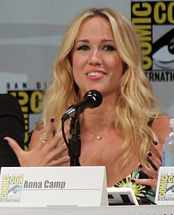 แอนนา แคมป์ ในงานเสวนาเรื่อง True Blood ที่งาน Comic-Con ปี 2014