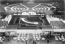 ภาพการเปิดโรงแรมกรูกาในปี 1929 จากหอวิทยุ: ด้านหลังเป็นลานดอกดาเลีย ด้านหน้าเป็นสวนที่มีซุ้มไม้เลื้อยและร้านอาหารนม