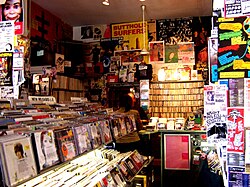 ภาพถ่ายสีของด้านนอกร้าน Rough Trade Records ในลอนดอน