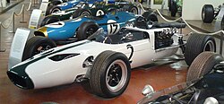 รถ McLaren M2B สีขาวและเขียวจัดแสดงอยู่