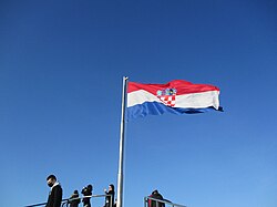 ธงชาติโครเอเชียอยู่บนยอดหอเก็บน้ำเมืองวูโควัร์
