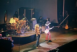 Led Zeppelin แสดงสดบนเวที ปี 1975