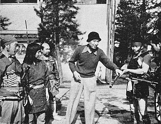 คุโรซาวะกำกับนักแสดงที่รับบทเป็นโจรโดยถือปืนคาบศิลาไว้ในมือ
