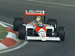เซนน่าขับรถ McLaren MP4/4 สีแดงและขาว