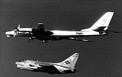 เครื่องบินขับไล่ Tu-95RT Bear-D ของโซเวียตถูกสกัดกั้นโดยเครื่องบินขับไล่ A-7E Corsair II จากฝูงบิน VA-146 ในปี 1984