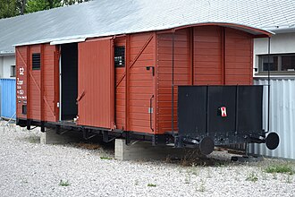 ภาพถ่ายตู้รถไฟที่ได้รับการบูรณะแล้ว โดยมีประตูเลื่อนเปิดอยู่ ซึ่งเคยใช้ขนส่งชาวยิวชาวสโลวาเกีย