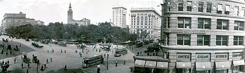 จัตุรัสและสวนสาธารณะในปี 1908; ส่วน "กันชนด้านหน้า" และ "หัวรถจักร" ของอาคารแฟลตไอรออนอยู่ทางด้านขวา