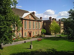ภาพถ่ายอาคาร Hall และ Maitland ของวิทยาลัย Somerville เมืองออกซ์ฟอร์ด ในปี 2006