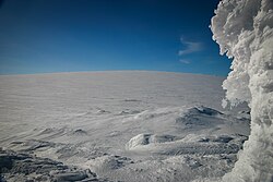 ภาพถ่ายจากมุมสูงของธารน้ำแข็ง Hardangerjøkulen (ที่ราบหิมะกว้างใหญ่) ใน Finse ประเทศนอร์เวย์