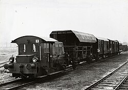 ขบวนรถไฟบรรทุกสินค้าที่ลากโดยหัวรถจักรหมายเลข 279 ในลานจอดรถไฟเมืองอัมสเตอร์ฟอร์ต ปี 1961
