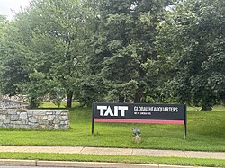 ป้ายสำนักงานใหญ่ของ TAIT ในเมืองลิทิทซ์ รัฐเพนซิลเวเนีย ป้ายนี้มีที่อยู่ของอาคารและข้อความว่า "สำนักงานใหญ่ TAIT"