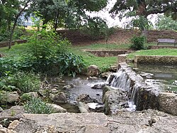 ภาพถ่ายน้ำตกขนาดเล็กที่สวนสาธารณะวอลนัทสปริงส์ เมืองเซกวิน รัฐเท็กซัส