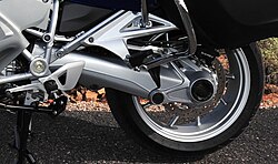 สวิงอาร์ม ล้อหลัง และเบรกหลังของรถจักรยานยนต์ BMW R1200RT ปี 2015