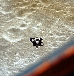 ยานลงจอดบนดวงจันทร์ (Lunar Module) โดยมีดวงจันทร์เป็นฉากหลัง ขณะกำลังเข้าใกล้ยานบัญชาการและบริการ (Command and Service Module) เพื่อเชื่อมต่อใหม่