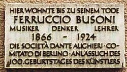 ป้ายอ่านว่า: Hier wohnte bis zu seinem Tode, Ferruccio Busoni, Musiker, Denker, Lehrer, 1866–1924, Die Società Dante Alighieri Comitado di Berlino anlässlich des 100. Geburtstages des Künstlers