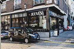 หน้าร้านและรถตู้ของ Jeeves of Belgravia บนถนนสายหลักในลอนดอน