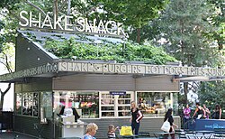 ร้านขายอาหาร Shake Shack ที่ถูกเพิ่มเข้ามาในสวนสาธารณะเมื่อปี 2547