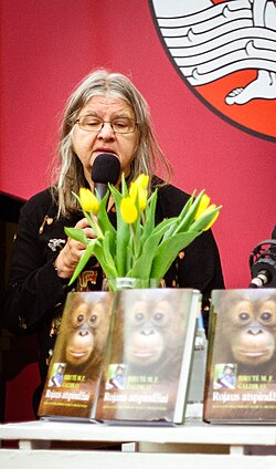 ภาพของ Biruté Galdikas กำลังพูดผ่านไมโครโฟน