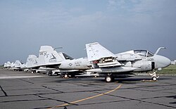 ภาพแสดงเครื่องบิน A-6E SWIP Intruder ของฝูงบิน VA-115 เรียงรายอยู่ที่ฐานทัพอากาศนาวิกโยธินอัตสึกิ ในปี 1994