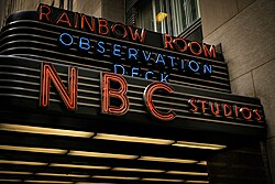 ป้ายไฟขนาดใหญ่ที่ 30 Rockefeller Plaza แสดงชื่อของ Rainbow Room และ NBC Studios