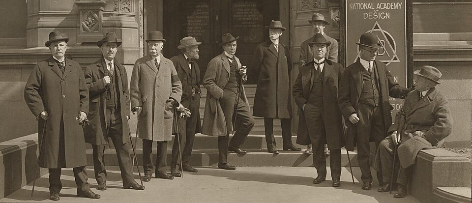 สภาสถาบันศิลปะแห่งชาติ นิวยอร์ก เมษายน ค.ศ. 1922; วอทรอสอยู่คนที่สามจากซ้าย สวมปลอกแขนเพื่อแสดงความโศกเศร้าต่อภรรยาของเขา เอลิซาเบธ ซึ่งเสียชีวิตเมื่อวันที่ 4 ตุลาคม ค.ศ. 1921 โรเบิร์ต อิงเกอร์โซล ไอท์เคน ผู้ออกแบบเหรียญรางวัลเอลิซาเบธ วอทรอส สำหรับงานประติมากรรม อยู่ตรงกลาง มือล้วงกระเป๋า หากต้องการระบุตัวบุคคลอื่นๆ ในภาพ โปรดดูภาพนี้