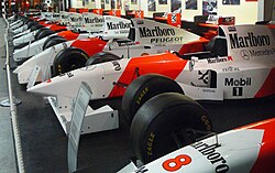 รถยนต์ Marlboro McLaren สีแดงและขาวจัดแสดงอยู่
