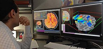 นักวิจัยกำลังตรวจสอบภาพ fMRI