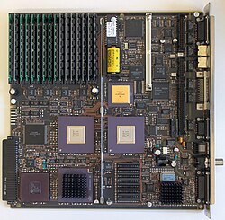 เมนบอร์ดของ NeXTcube (ปี 1990) ประกอบด้วยชิป Motorola 68040 และส่วนประกอบคอมพิวเตอร์อื่นๆ