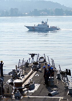 เรือรบขนาดเล็กแล่นแซงเรือรบขนาดใหญ่