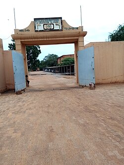 ประตูสำหรับยานพาหนะที่มีป้ายเขียนว่า "OFFICE DE RADIODIFFUSION ET TELEVISION DU NIGER"