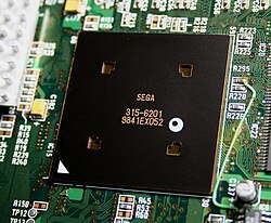 ชิปไมโครโปรเซสเซอร์ที่มีคำว่า "Sega" อยู่บนแผงวงจร