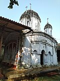 Baikunthapur: วัด Pancha Ratna Gopi Mohan ซึ่งมีส่วนหน้าอาคารเป็นดินเผาอันอุดมสมบูรณ์ สร้างขึ้นในศตวรรษที่ 18