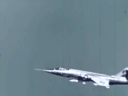 คลิปวิดีโอแสดงภาพเครื่องบิน F-104 ทำลายโดรนเป้าหมาย QF-80 ด้วยขีปนาวุธ AIM-9 Sidewinder