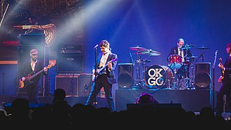 วง OK Go แสดงคอนเสิร์ตในปี 2012 จากซ้ายไปขวา: ทิม นอร์ดวินด์, เดเมียน คูลาช, แดน โคโนปก้า, แอนดี้ รอสส์