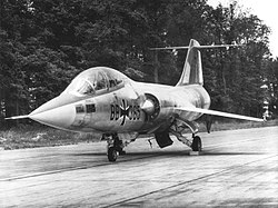 เครื่องบินรบ F-104F ของเยอรมนีตะวันตก จอดอยู่บนลานจอด