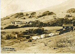 โปสต์การ์ดภาพถ่ายปี 1916 ของหาดสติงสัน แสดงให้เห็นโรงแรมแอร์รีส์อยู่ทางด้านซ้าย