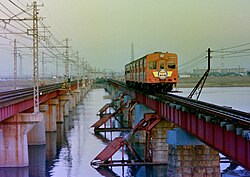 ขบวนรถไฟอำลาที่มุ่งหน้าไปยังคาโกกาวะ ซึ่งประกอบด้วยรถไฟ Kiha หมายเลข 36, 41 และ 23 แล่นผ่านสะพานคาโกกาวะ บนเส้นทางรถไฟทากาซาโกะของการรถไฟแห่งชาติญี่ปุ่น
