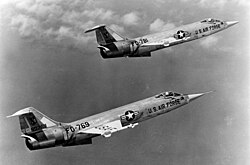 เครื่องบิน F-104 สองลำบินเป็นขบวน