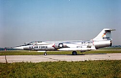 เครื่องบิน F-104C ที่จัดแสดง จอดอยู่บนลานจอดเครื่องบิน
