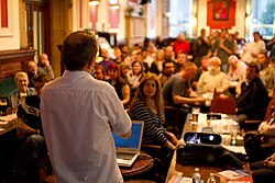 ภาพถ่ายของ Brian Deer ขณะกล่าวสุนทรพจน์ในการประชุม Skeptics in the Pub ที่เมืองลิเวอร์พูล