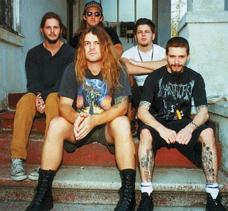 ภาพถ่ายชุด Acid Bath ปี 1994 จากซ้ายไปขวา: ไมค์ ซานเชซ, จิมมี่ ไคล์ (ด้านหลัง), ออดี พิทเร (ด้านหน้า), แด็กซ์ ริกส์, แซมมี่ ดูเอ็ต
