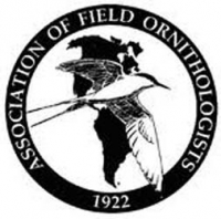 วงกลมที่มีคำว่า Association of Field Ornithologists อยู่ด้านบน และปี 1922 อยู่ด้านล่าง โดยมีแผนที่โครงร่างของทวีปอเมริกาเหนือและอเมริกาใต้ตรงกลาง และมีนกกำลังบินอยู่ด้านหน้า
