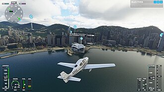 ภาพหน้าจอจากเกม แสดงให้เห็นเครื่องบิน Cirrus SR22 บินมุ่งหน้าไปยังอ่าววิคตอเรียของฮ่องกง บริเวณขอบภาพแสดงขอบเขตการบิน และศูนย์การประชุมฮ่องกงถูกระบุตำแหน่งอย่างแม่นยำ