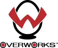 ตัวอักษร "O" ขนาดใหญ่ มีตัวอักษร "W" ขนาดใหญ่อยู่ด้านหน้า และมีคำว่า "Overworks" อยู่ด้านล่าง