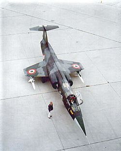 เครื่องบินขับไล่ F-104S ของอิตาลี จอดอยู่บนลานบิน พร้อมขีปนาวุธ AIM-7 Sparrow ติดตั้งอยู่ใต้ปีก